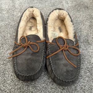 Women’s UGG slippers. EUC. Worn maybe once or twice. Size 8